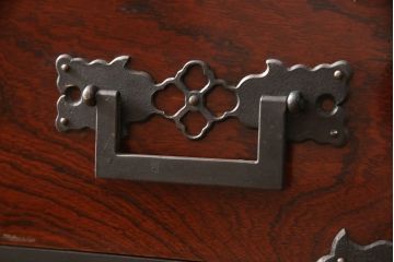 和製ビンテージ　国産　職人手造り　前面欅(ケヤキ)材　金具も分厚く立派!　船箪笥の錠前金具がついた佐渡箪笥ローボード(小木箪笥、収納箪笥、和タンス、衣装たんす、引き出し、ヴィンテージ)(R-062582)