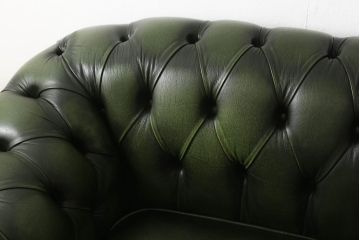 中古　高級品　本物　イギリス製　チェスターフィールド　本革(レザー)　深みのあるグリーンと重厚なつくりがクラシカルな雰囲気を醸し出す2人掛けソファ(二人掛け)(R-062583)