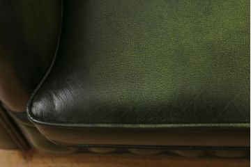 中古　高級品　本物　イギリス製　チェスターフィールド　本革(レザー)　深みのあるグリーンと重厚なつくりがクラシカルな雰囲気を醸し出す2人掛けソファ(二人掛け)(R-062583)