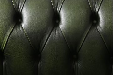 中古　高級品　本物　イギリス製　チェスターフィールド　本革(レザー)　深みのあるグリーンと重厚なつくりがクラシカルな雰囲気を醸し出す2人掛けソファ(二人掛け)(R-062583)