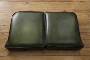 中古　高級品　本物　イギリス製　チェスターフィールド　本革(レザー)　深みのあるグリーンと重厚なつくりがクラシカルな雰囲気を醸し出す2人掛けソファ(二人掛け)(R-062583)