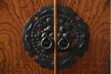 中古　伝統民芸　岩谷堂箪笥　左右対称な杢目と重厚な金具が魅力的な着物箪笥(衣装盆、和タンス、収納たんす、引き出し、衣装箪笥)(R-062584)
