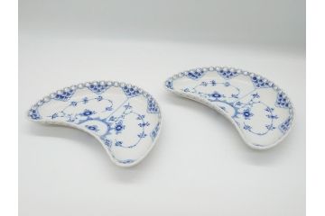 デンマーク　ROYAL　COPENHAGEN(ロイヤルコペンハーゲン)　ブルーフルーテッド　フルレース　クレセント　ディッシュ2客セット(変形皿、三門型、洋食器、プレート)(定価約88000円)(R-062590)
