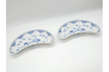 デンマーク　ROYAL　COPENHAGEN(ロイヤルコペンハーゲン)　ブルーフルーテッド　フルレース　クレセント　ディッシュ2客セット(変形皿、三門型、洋食器、プレート)(定価約88000円)(R-062590)