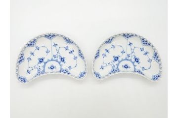 デンマーク　ROYAL　COPENHAGEN(ロイヤルコペンハーゲン)　ブルーフルーテッド　フルレース　クレセント　ディッシュ2客セット(変形皿、三門型、洋食器、プレート)(定価約88000円)(R-062590)