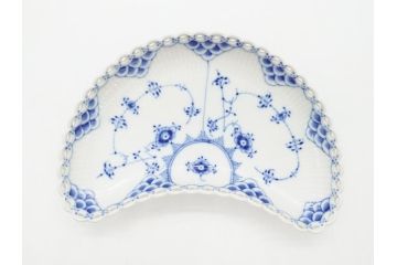 デンマーク　ROYAL　COPENHAGEN(ロイヤルコペンハーゲン)　ブルーフルーテッド　フルレース　クレセント　ディッシュ2客セット(変形皿、三門型、洋食器、プレート)(定価約88000円)(R-062590)