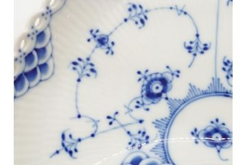 デンマーク　ROYAL　COPENHAGEN(ロイヤルコペンハーゲン)　ブルーフルーテッド　フルレース　クレセント　ディッシュ2客セット(変形皿、三門型、洋食器、プレート)(定価約88000円)(R-062590)