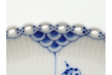 デンマーク　ROYAL　COPENHAGEN(ロイヤルコペンハーゲン)　ブルーフルーテッド　フルレース　クレセント　ディッシュ2客セット(変形皿、三門型、洋食器、プレート)(定価約88000円)(R-062590)