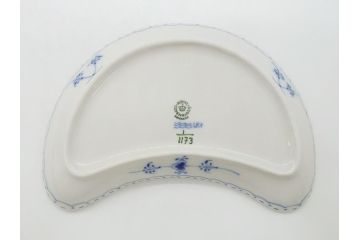 デンマーク　ROYAL　COPENHAGEN(ロイヤルコペンハーゲン)　ブルーフルーテッド　フルレース　クレセント　ディッシュ2客セット(変形皿、三門型、洋食器、プレート)(定価約88000円)(R-062590)