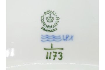 デンマーク　ROYAL　COPENHAGEN(ロイヤルコペンハーゲン)　ブルーフルーテッド　フルレース　クレセント　ディッシュ2客セット(変形皿、三門型、洋食器、プレート)(定価約88000円)(R-062590)