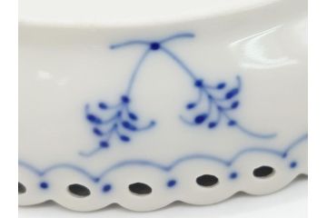 デンマーク　ROYAL　COPENHAGEN(ロイヤルコペンハーゲン)　ブルーフルーテッド　フルレース　クレセント　ディッシュ2客セット(変形皿、三門型、洋食器、プレート)(定価約88000円)(R-062590)