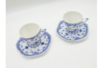 デンマーク　ROYAL　COPENHAGEN(ロイヤルコペンハーゲン)　ブルーフルーテッド　フルレース　ペア　コーヒーカップ&ソーサー2客セット(洋食器)(定価約110000円)(R-062595)