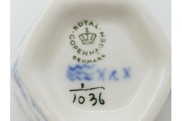 デンマーク　ROYAL　COPENHAGEN(ロイヤルコペンハーゲン)　ブルーフルーテッド　フルレース　ペア　コーヒーカップ&ソーサー2客セット(洋食器)(定価約110000円)(R-062595)