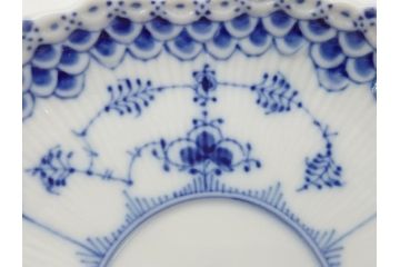 デンマーク　ROYAL　COPENHAGEN(ロイヤルコペンハーゲン)　ブルーフルーテッド　フルレース　ペア　コーヒーカップ&ソーサー2客セット(洋食器)(定価約110000円)(R-062595)