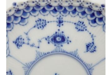 デンマーク　ROYAL　COPENHAGEN(ロイヤルコペンハーゲン)　ブルーフルーテッド　フルレース　ペア　コーヒーカップ&ソーサー2客セット(洋食器)(定価約110000円)(R-062595)