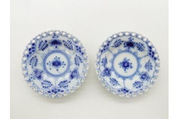 デンマーク　ROYAL COPENHAGEN(ロイヤルコペンハーゲン)　ブルーフルーテッド　フルレース　約7.5cm　ミニプレート2枚セット(洋食器、バタープレート)(定価約2万4千円)(R-062605)
