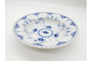 デンマーク　ROYAL　COPENHAGEN(ロイヤルコペンハーゲン)　ブルーフルーテッド　フルレース　約23cm　ディーププレート(スープディッシュ、皿、洋食器)(定価約38500円)(R-062611)