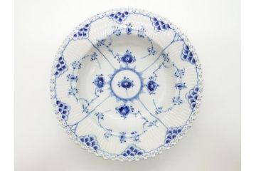 デンマーク　ROYAL　COPENHAGEN(ロイヤルコペンハーゲン)　ブルーフルーテッド　フルレース　約23cm　ディーププレート(スープディッシュ、皿、洋食器)(定価約38500円)(R-062611)