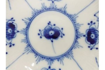 デンマーク　ROYAL　COPENHAGEN(ロイヤルコペンハーゲン)　ブルーフルーテッド　フルレース　約23cm　ディーププレート(スープディッシュ、皿、洋食器)(定価約38500円)(R-062611)