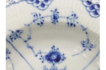 デンマーク　ROYAL　COPENHAGEN(ロイヤルコペンハーゲン)　ブルーフルーテッド　フルレース　約23cm　ディーププレート(スープディッシュ、皿、洋食器)(定価約38500円)(R-062611)