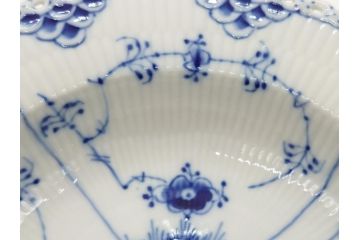 デンマーク　ROYAL　COPENHAGEN(ロイヤルコペンハーゲン)　ブルーフルーテッド　フルレース　約23cm　ディーププレート(スープディッシュ、皿、洋食器)(定価約38500円)(R-062611)