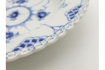 デンマーク　ROYAL　COPENHAGEN(ロイヤルコペンハーゲン)　ブルーフルーテッド　フルレース　約23cm　ディーププレート(スープディッシュ、皿、洋食器)(定価約38500円)(R-062611)