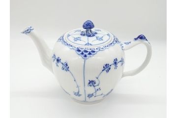 デンマーク　ROYAL　COPENHAGEN(ロイヤルコペンハーゲン)　ブルーフルーテッド　ハーフレース　ティーポット(洋食器)(定価約55000円)(R-062612)