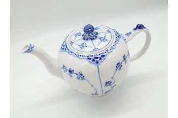 デンマーク　ROYAL　COPENHAGEN(ロイヤルコペンハーゲン)　ブルーフルーテッド　ハーフレース　ティーポット(洋食器)(定価約55000円)(R-062612)