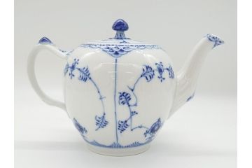 デンマーク　ROYAL　COPENHAGEN(ロイヤルコペンハーゲン)　ブルーフルーテッド　ハーフレース　ティーポット(洋食器)(定価約55000円)(R-062612)