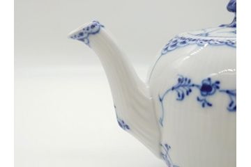 デンマーク　ROYAL　COPENHAGEN(ロイヤルコペンハーゲン)　ブルーフルーテッド　ハーフレース　ティーポット(洋食器)(定価約55000円)(R-062612)