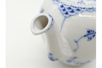 デンマーク　ROYAL　COPENHAGEN(ロイヤルコペンハーゲン)　ブルーフルーテッド　ハーフレース　ティーポット(洋食器)(定価約55000円)(R-062612)