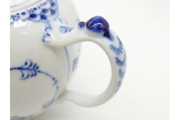 デンマーク　ROYAL　COPENHAGEN(ロイヤルコペンハーゲン)　ブルーフルーテッド　ハーフレース　ティーポット(洋食器)(定価約55000円)(R-062612)