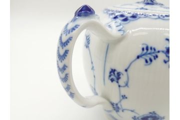 デンマーク　ROYAL　COPENHAGEN(ロイヤルコペンハーゲン)　ブルーフルーテッド　ハーフレース　ティーポット(洋食器)(定価約55000円)(R-062612)