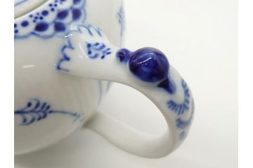 デンマーク　ROYAL　COPENHAGEN(ロイヤルコペンハーゲン)　ブルーフルーテッド　ハーフレース　ティーポット(洋食器)(定価約55000円)(R-062612)