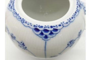 デンマーク　ROYAL　COPENHAGEN(ロイヤルコペンハーゲン)　ブルーフルーテッド　ハーフレース　ティーポット(洋食器)(定価約55000円)(R-062612)
