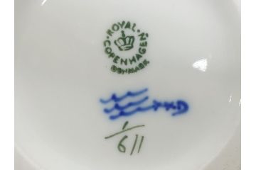 デンマーク　ROYAL　COPENHAGEN(ロイヤルコペンハーゲン)　ブルーフルーテッド　ハーフレース　ティーポット(洋食器)(定価約55000円)(R-062612)