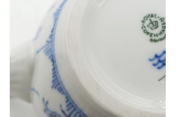 デンマーク　ROYAL　COPENHAGEN(ロイヤルコペンハーゲン)　ブルーフルーテッド　ハーフレース　ティーポット(洋食器)(定価約55000円)(R-062612)