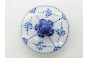デンマーク　ROYAL　COPENHAGEN(ロイヤルコペンハーゲン)　ブルーフルーテッド　ハーフレース　ティーポット(洋食器)(定価約55000円)(R-062612)