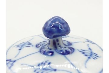 デンマーク　ROYAL　COPENHAGEN(ロイヤルコペンハーゲン)　ブルーフルーテッド　ハーフレース　ティーポット(洋食器)(定価約55000円)(R-062612)