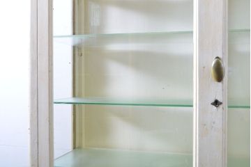 和製アンティーク　シャビーシックな風合いがお洒落!こなれ感のある雰囲気を盛り上げるケビント(ガラスケース、飾り棚、陳列棚、ショーケース、収納棚、戸棚、デンタルケース、デンタルキャビネット)(R-062632)