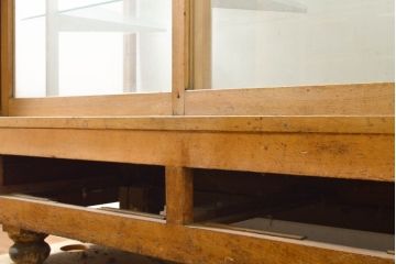 和製アンティーク　ナラ材　レトロな雰囲気たっぷりな丸脚付きガラスケース(ショーケース、陳列棚、飾り棚)(R-062634)