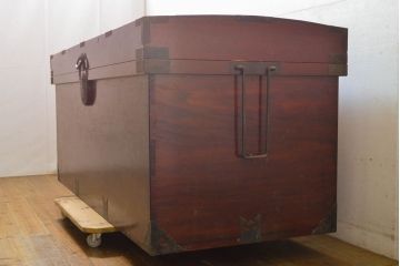 和製アンティーク　山形県最上地方の漆がキレイな長持(収納箱、時代箪笥、銭函、銭箱、ディスプレイ、店舗什器)(R-062635)