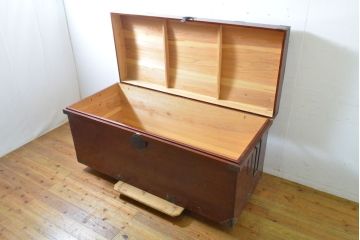 和製アンティーク　山形県最上地方の漆がキレイな長持(収納箱、時代箪笥、銭函、銭箱、ディスプレイ、店舗什器)(R-062635)