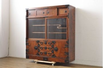中古　岩谷堂箪笥　菊幸　力強い木目と重厚感ある金具が目を惹く茶箪笥(違い棚、食器棚、飾り棚、茶棚、収納棚、戸棚、キャビネット)(R-062638)