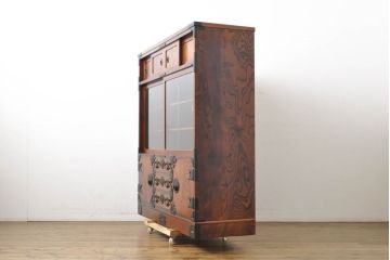 中古　岩谷堂箪笥　菊幸　力強い木目と重厚感ある金具が目を惹く茶箪笥(違い棚、食器棚、飾り棚、茶棚、収納棚、戸棚、キャビネット)(R-062638)
