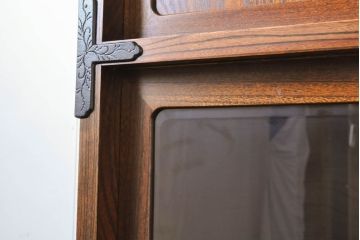 中古　岩谷堂箪笥　菊幸　力強い木目と重厚感ある金具が目を惹く茶箪笥(違い棚、食器棚、飾り棚、茶棚、収納棚、戸棚、キャビネット)(R-062638)