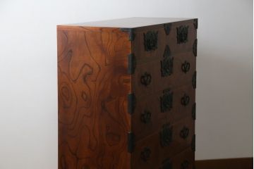 中古　岩谷堂箪笥　波打つ様な木目と重厚感ある金具が趣き深い衣装箪笥(整理箪笥、収納たんす、和タンス、引き出し)(R-062639)