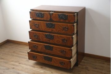中古　岩谷堂箪笥　波打つ様な木目と重厚感ある金具が趣き深い衣装箪笥(整理箪笥、収納たんす、和タンス、引き出し)(R-062639)