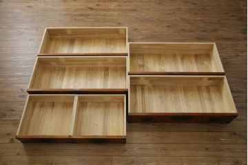 中古　岩谷堂箪笥　波打つ様な木目と重厚感ある金具が趣き深い衣装箪笥(整理箪笥、収納たんす、和タンス、引き出し)(R-062639)