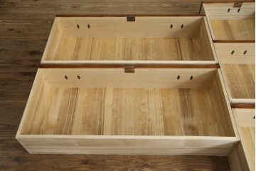 中古　岩谷堂箪笥　波打つ様な木目と重厚感ある金具が趣き深い衣装箪笥(整理箪笥、収納たんす、和タンス、引き出し)(R-062639)